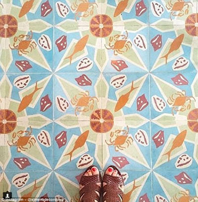 ins兴起晒“名媛脚”，名牌鞋配上好看的地板！屌丝就别来了