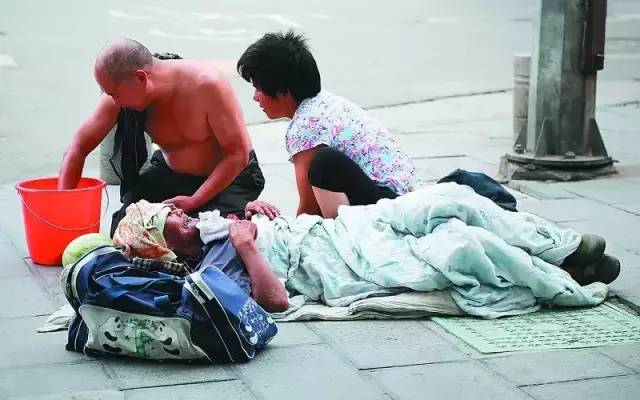 乞讨还是行骗？在望京遇到这俩人，别轻易掏钱