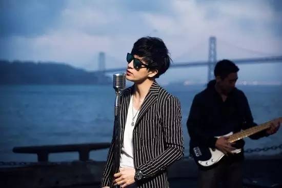 薛之谦丨一个“四线歌手”如何成为“网络最红段子手”？