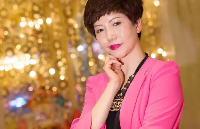 白酒一斤半，啤酒随你灌做了25年夜场她依然宛若少女