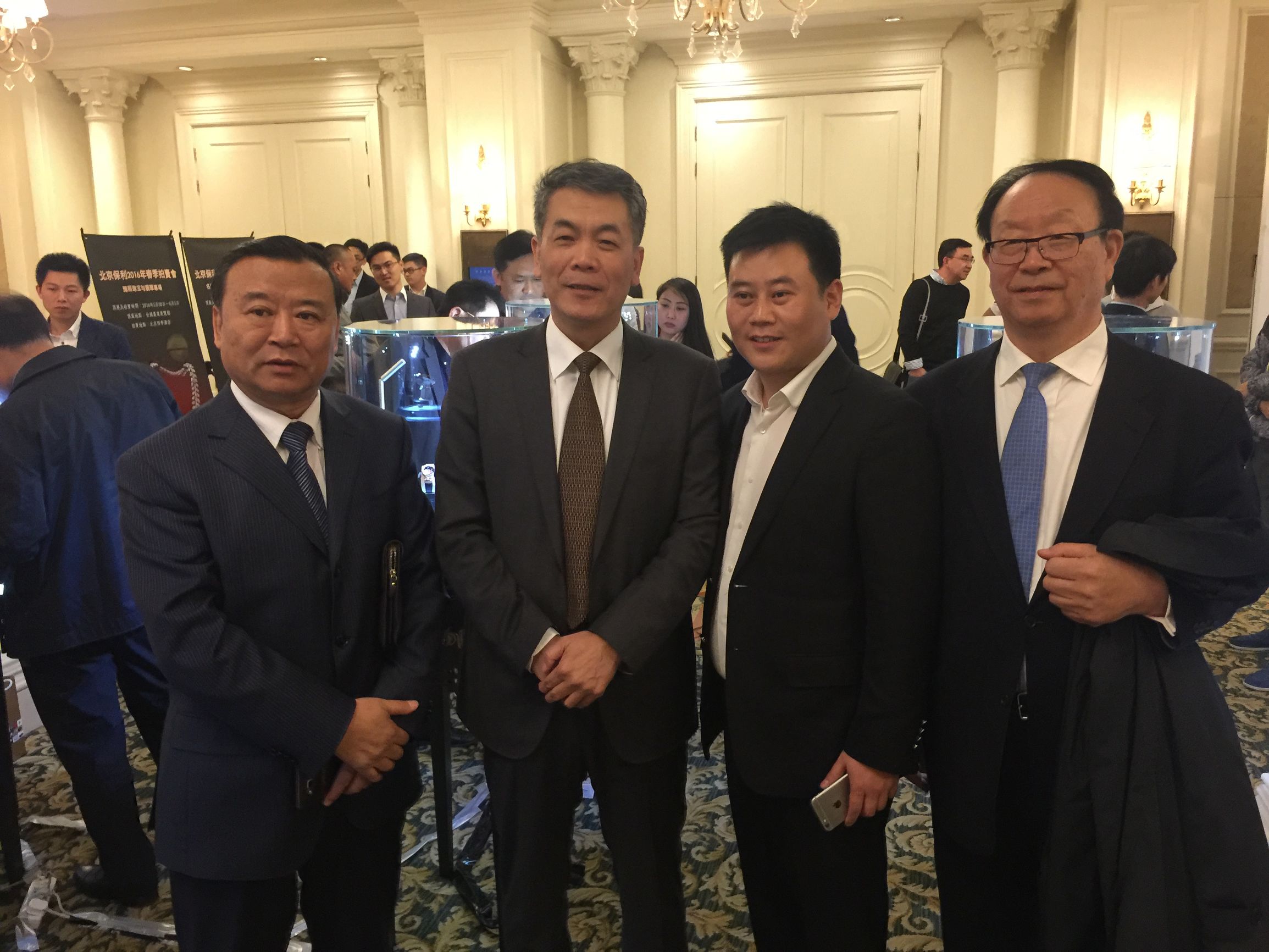 钟表收藏家展示自己的藏品,中国民间古董钟表收藏家