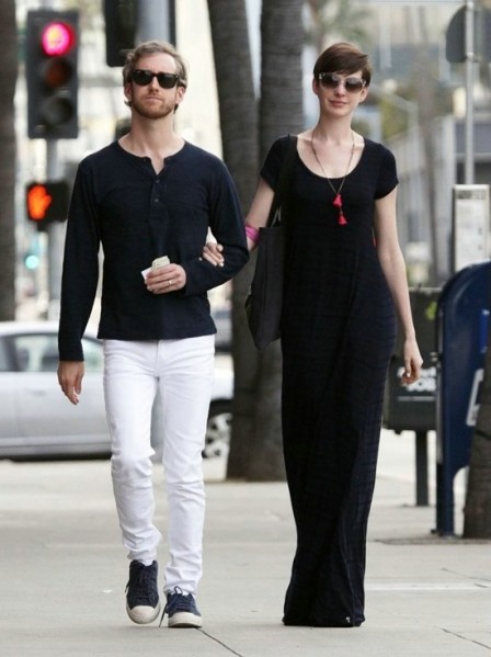 安妮海瑟薇挺孕肚出街,安妮海瑟薇项链珠宝