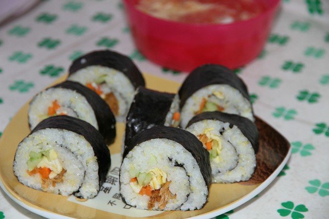 家里自己做紫菜包饭,给老妈做个她最爱吃的紫菜包饭