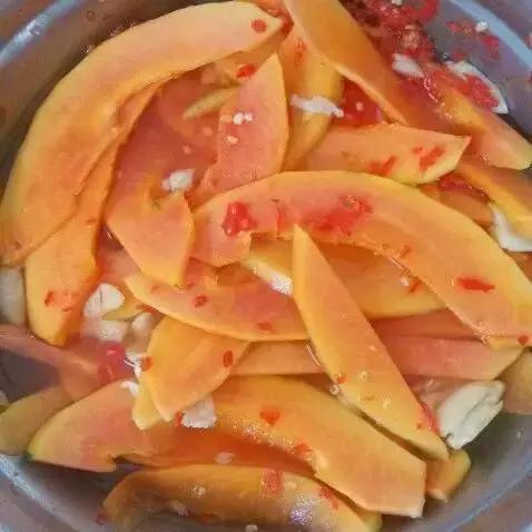 水果蘸着盐巴、辣椒吃，泡酒喝，云南人吃水果的姿势太丰富多彩了