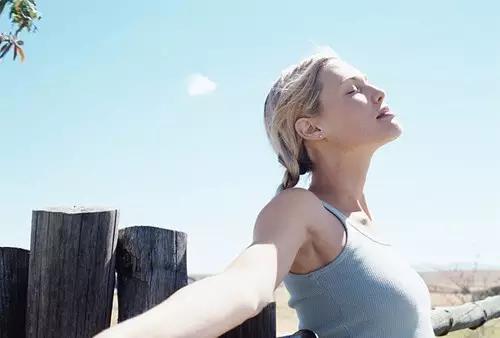 肝不好脚上有三种信号疼,肝不好肩膀痛肝脏的8个求救信号