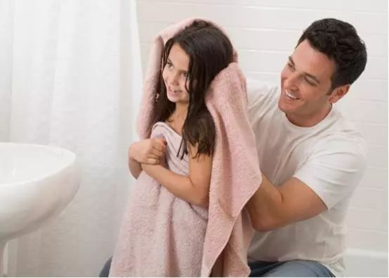 小朋友冬天头发静电炸毛怎么消除,一到冬天头发就炸了