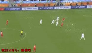 GIF-幸运女神的微笑！躺着也能进球！