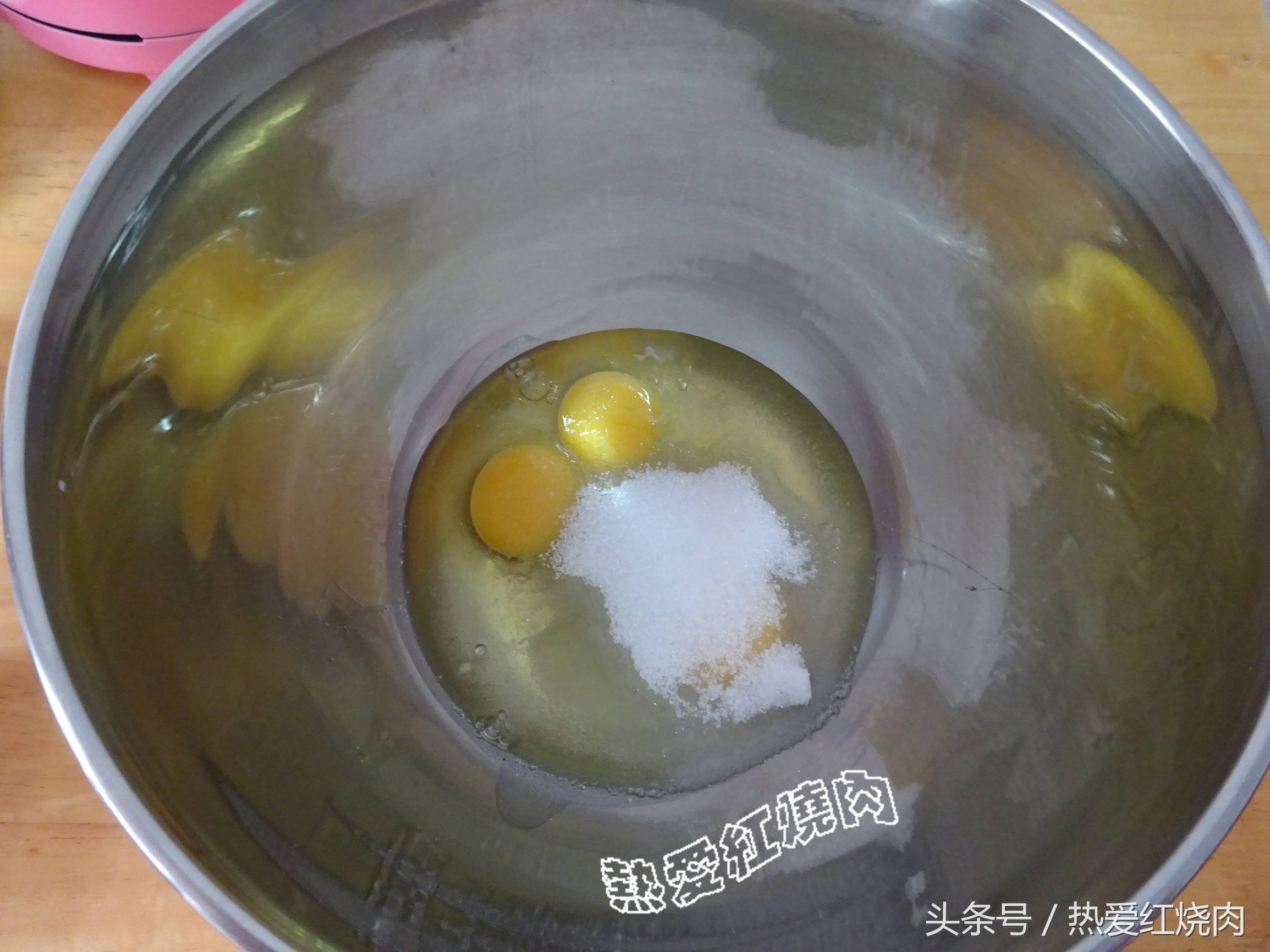 不用烤箱就能做出软绵绵的蛋糕,没有烤箱也能做的简单慕斯蛋糕