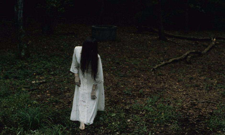 日本恐怖电影中的恐怖女鬼合集,日本恐怖片满脸流血微笑的女鬼