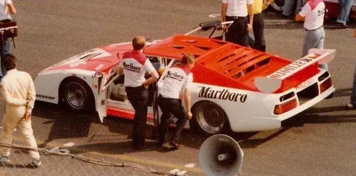 宝马第一台中置引擎超跑M1赛车版,曾经遭遇怎样的挫折?