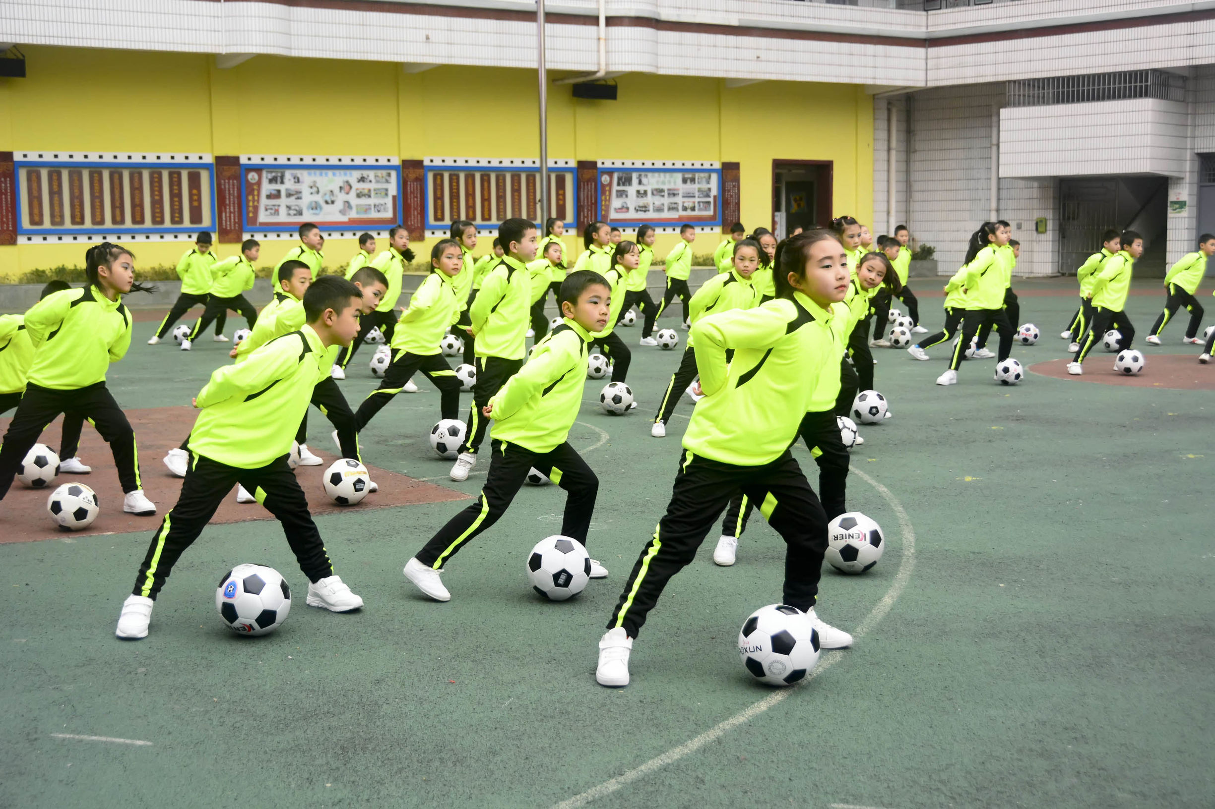 红山区第17小学足球啦啦操,三小校运会啦啦操