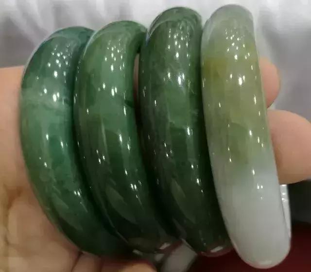 翡翠手镯戴时间长了发黄怎么回事,翡翠打紫光灯照发黄正常吗