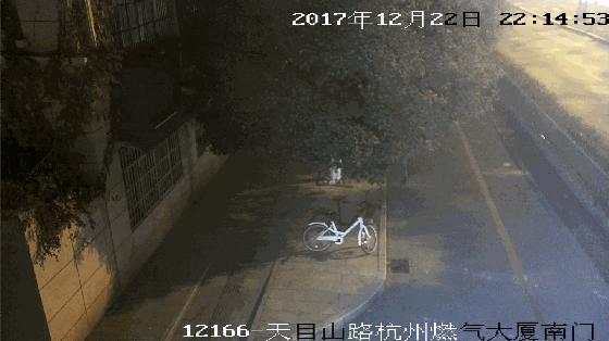 不愿买包谎称遭抢,男子深夜遭飞车抢劫