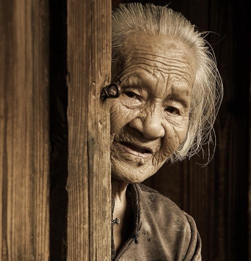 青籽话珠宝——用“纳福”包住福气，送给老去的她