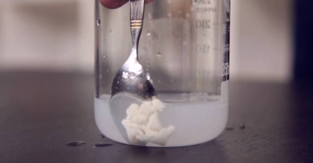 口香糖吃进肚子里怎么办,口香糖吃进肚子里怎么办呀