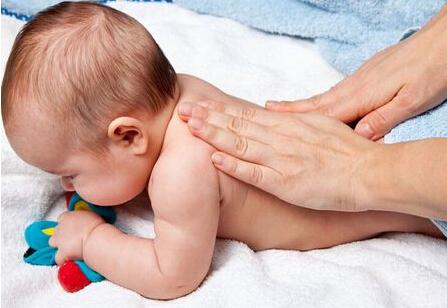 宝宝吃太饱是不是不好睡,儿童晚上吃得太饱对身体有害吗