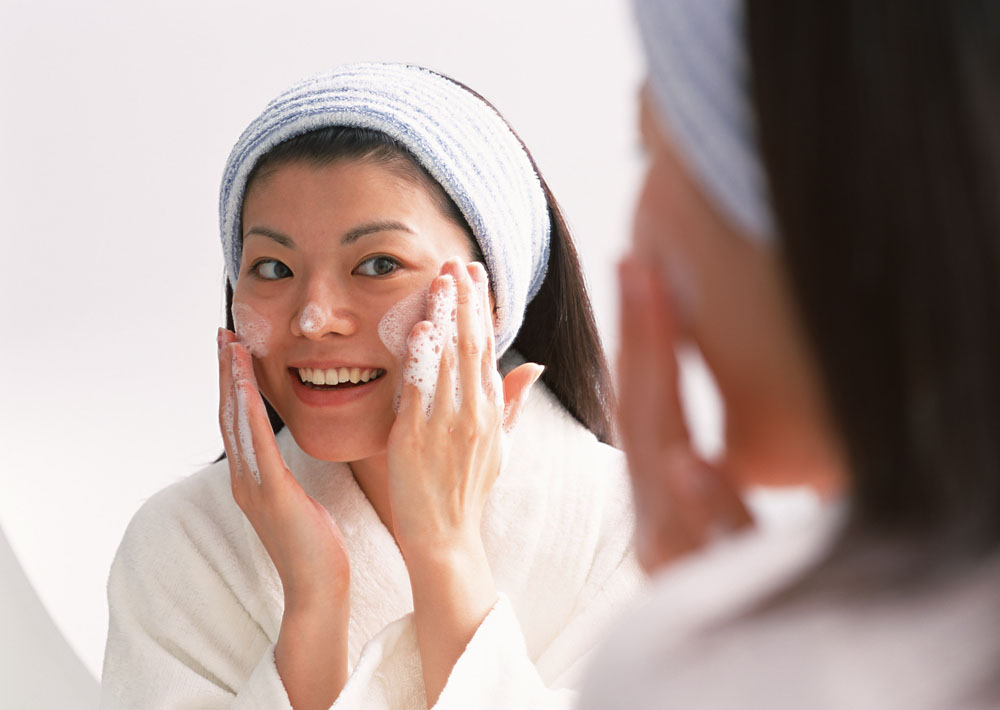 冬天用冷水洗脸好还是热水洗脸好,冬天晚上洗脸用热水好还是冷水好