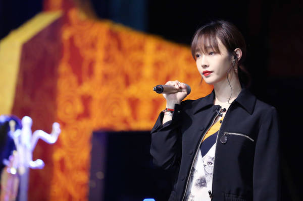 angelababy跨年歌曲跑调,angelababy杨幂晚会