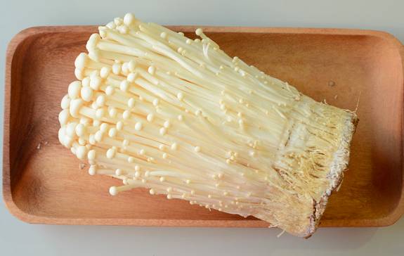 买来的金针菇要洗吗,金针菇要全部撕开洗吗