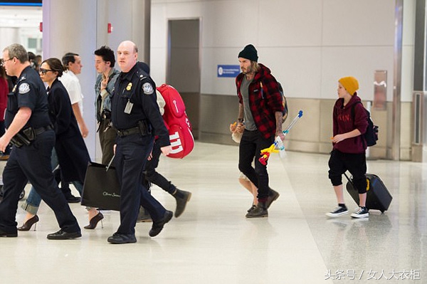贝克汉姆和维多利亚出街,机场保安护送明星
