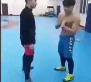 被比你高壮的人掐住脖子时你该怎么应对