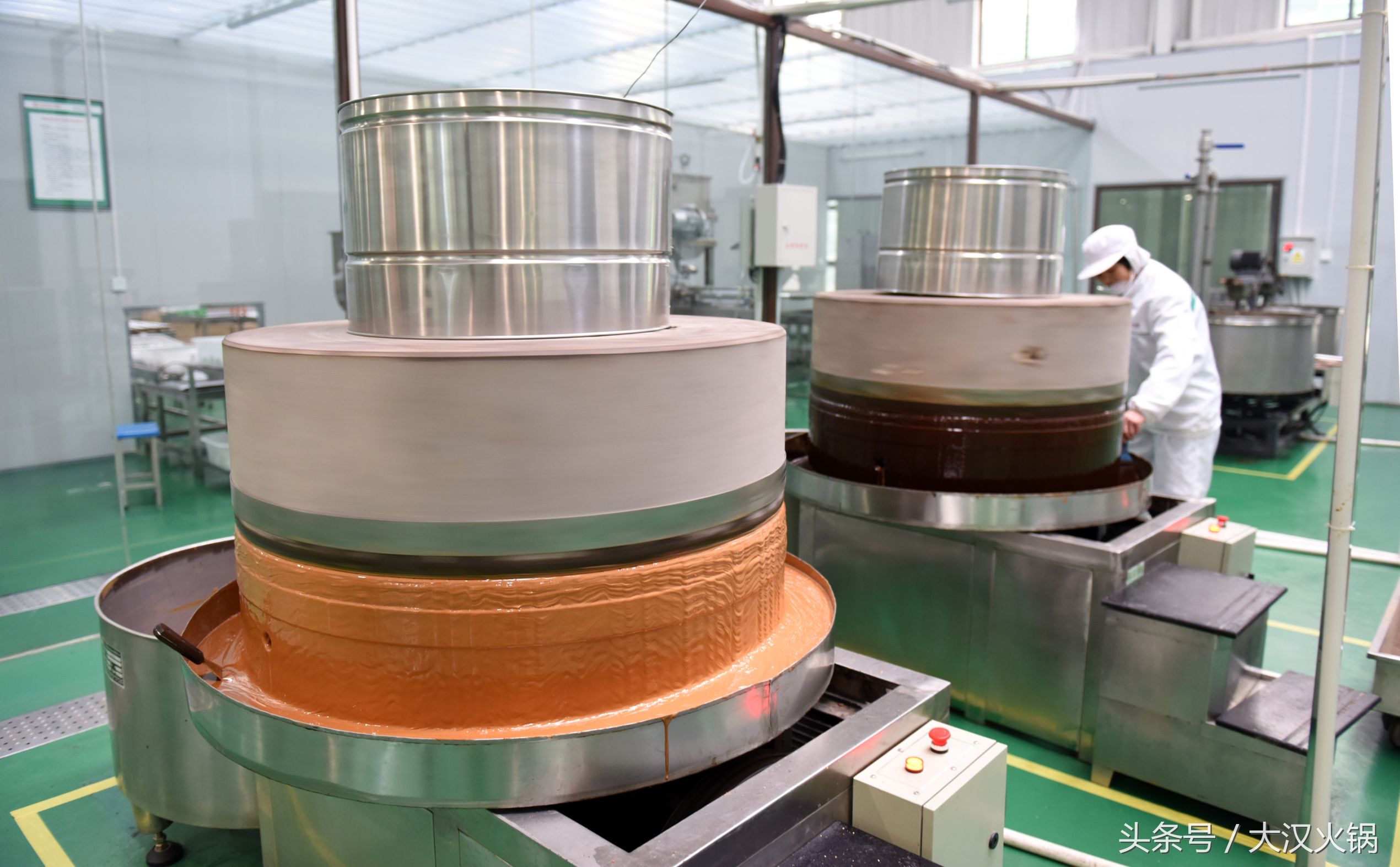 他在濮阳建了个34000平米的火锅基地，就为卖一份人均50元的火锅