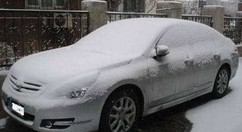 天气冷了挡风玻璃总是起雾怎么办,天气冷了汽车玻璃起雾怎么办