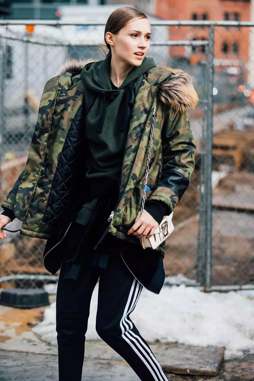 卫衣款羽绒服搭什么裤子,羽绒服卫衣冬季搭配保暖时髦