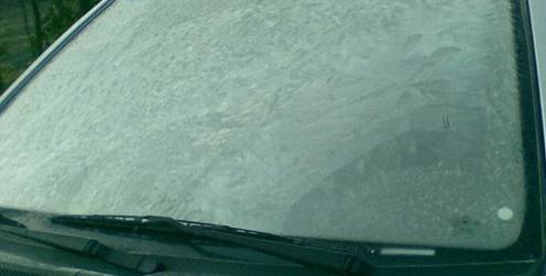 天气冷了挡风玻璃总是起雾怎么办,天气冷了汽车玻璃起雾怎么办