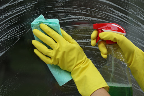 汽车玻璃擦花了怎么补救,玻璃越擦越模糊是什么原因