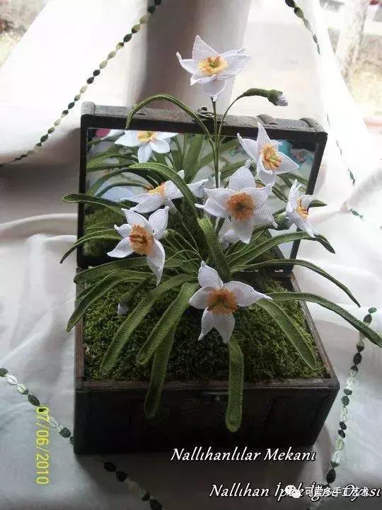 只是用针穿上了线不断绕圈打结，做出来的仿真花竟然比钩的还好看