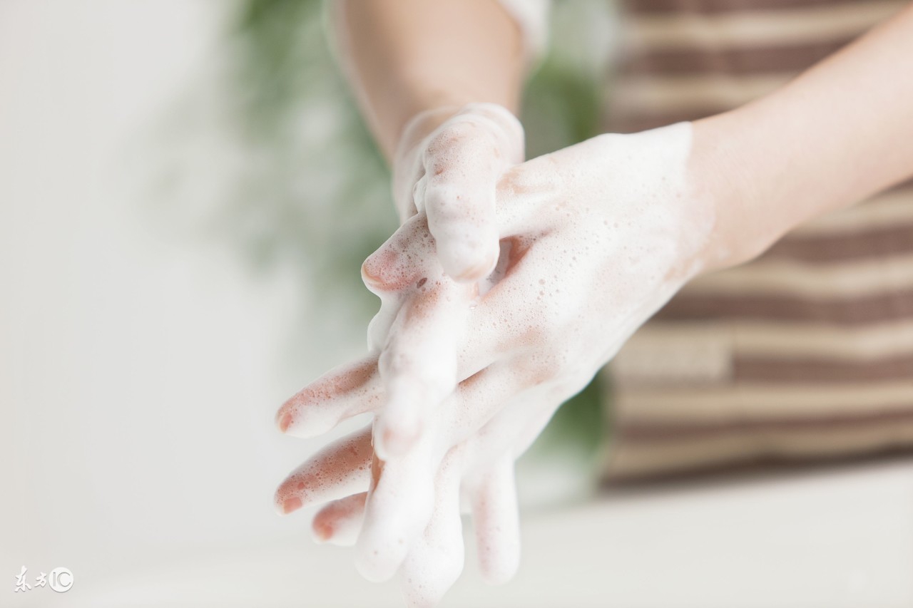 正确冲泡奶粉避免产生过多气泡,正确冲泡奶粉和喂奶粉动作