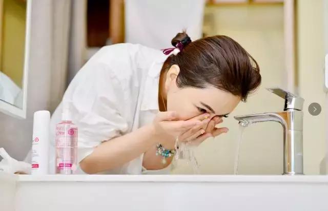 敏感肌卸妆洁面乳,适合敏感肌用的去角质洁面乳