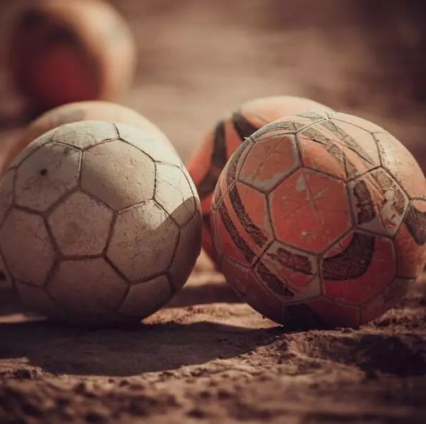 募集万个足球助力*疆新**少年追“球”逐梦