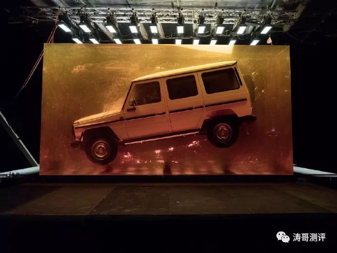 丧心病狂，老外把一辆奔驰车做成了琥珀？