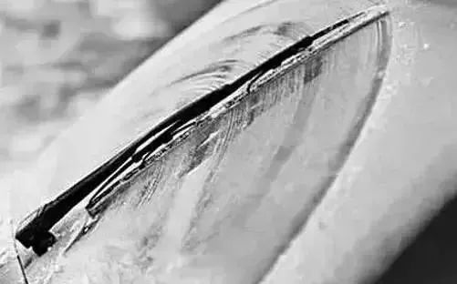 雪天车玻璃冻住如何解冻,雪天车挡风玻璃结冰怎么办视频