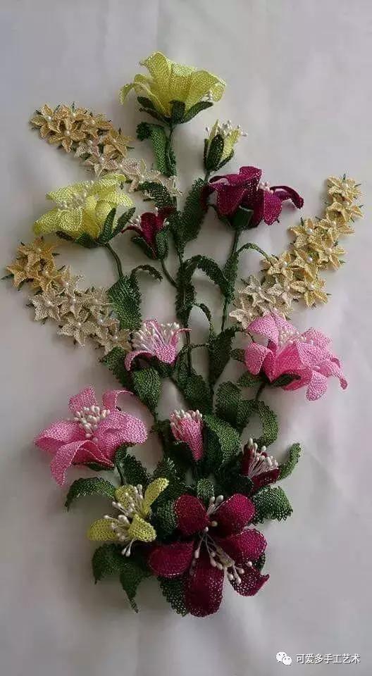 只是用针穿上了线不断绕圈打结，做出来的仿真花竟然比钩的还好看