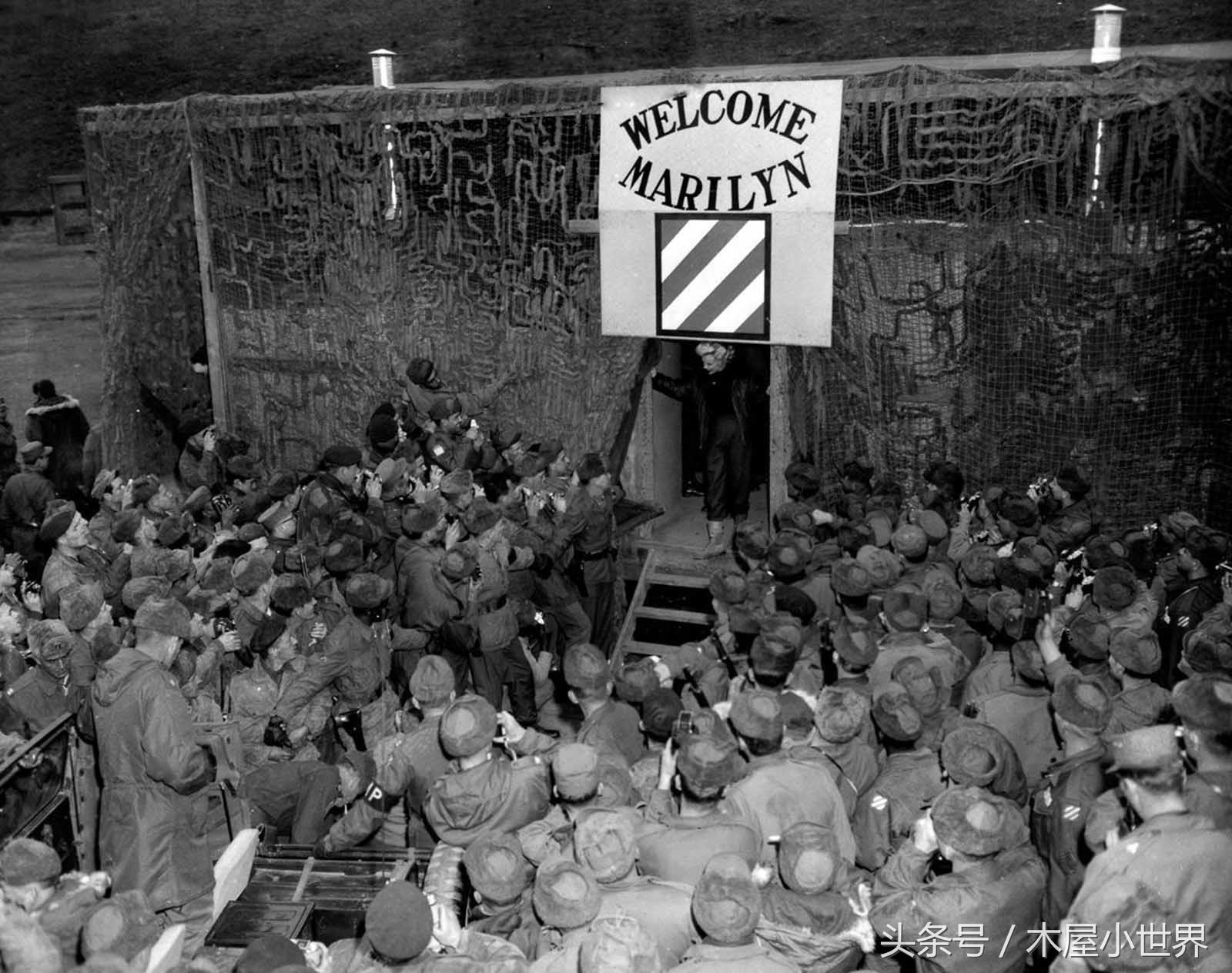 玛丽莲梦露和美军合影,玛丽莲梦露慰问美军