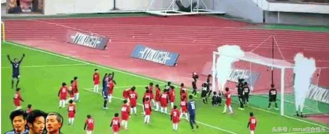 日本足球队连续击败两支欧洲强队,三名足球运动员对战300名小学生