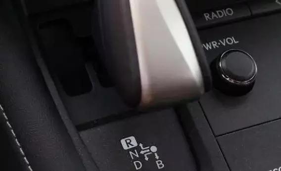 自动挡车怎么开最安全,自动挡冰雪下坡路怎么开