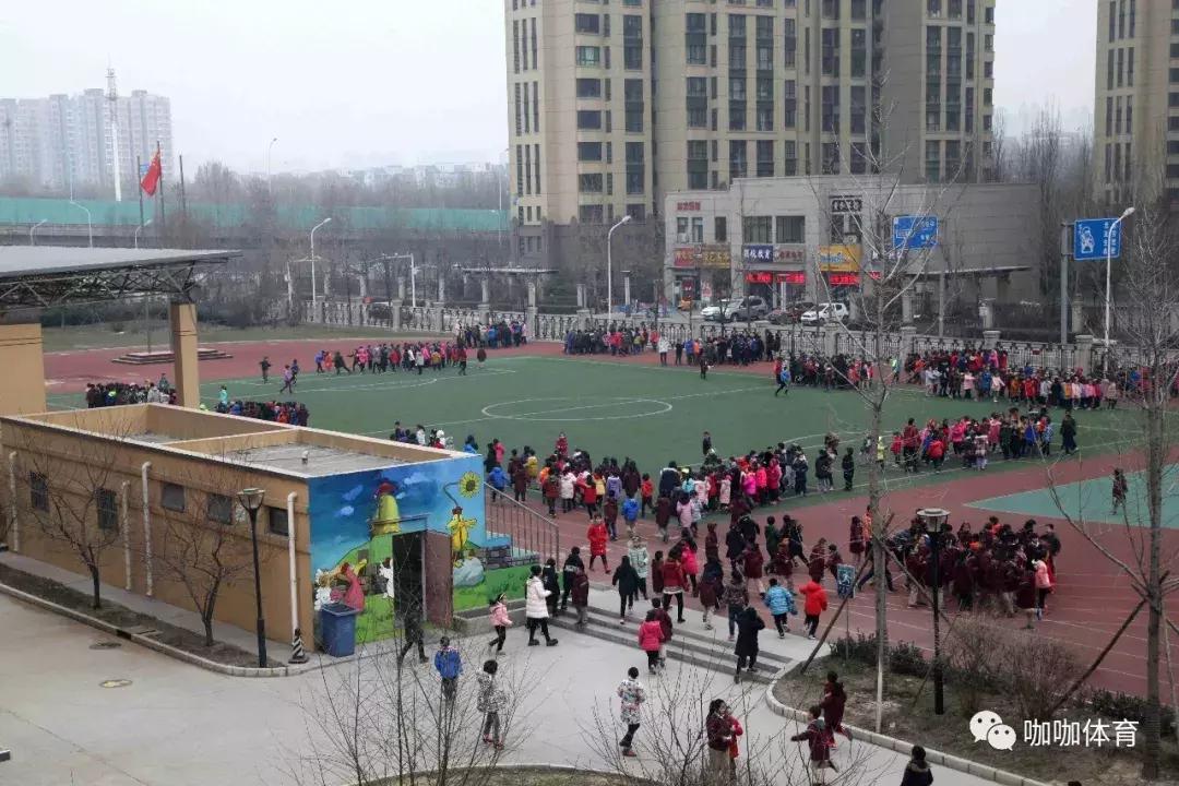 这所学校建成没几年，就被定为全国足球特色学校，厉害了！