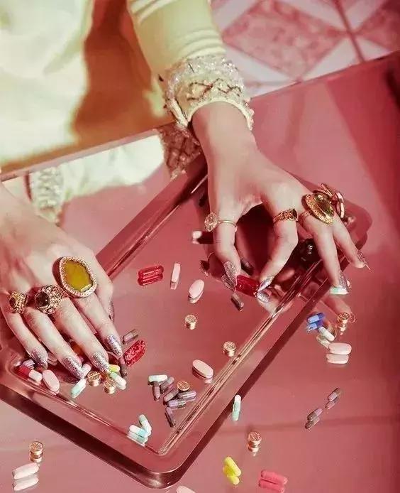 红色挑心系列美甲,明星同款纯色美甲推荐