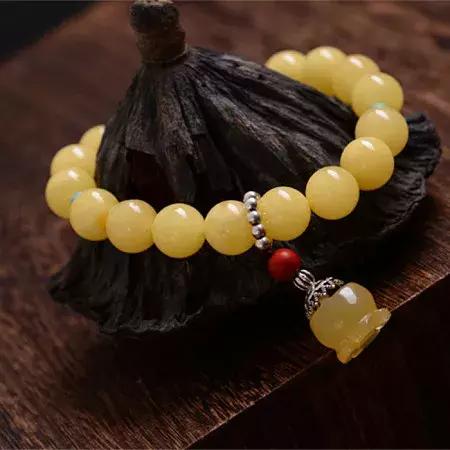 蜜蜡鸡油黄的好还是骨瓷白的好,琥珀蜜蜡鸡油黄好还是带红皮的好