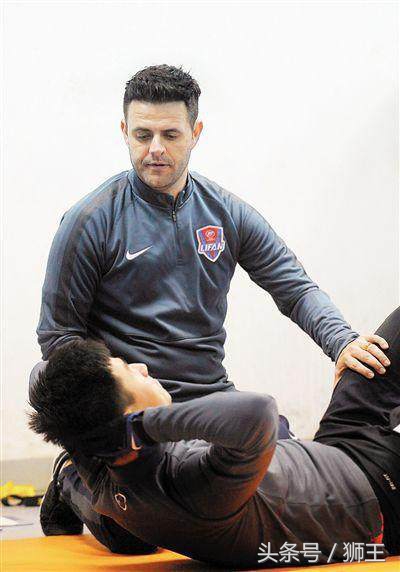 李霄鹏鲁能过人,李霄鹏拥抱全队
