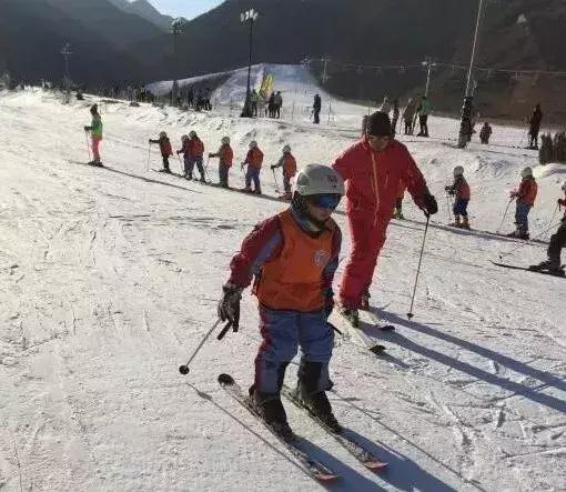 青少年滑雪冬令营报名,天津寒假滑雪训练营