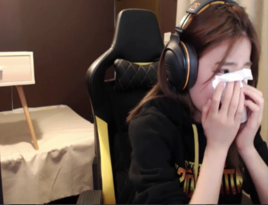 同样是玩绝地求生被质疑开挂，这两个主播的做法比卢本伟理智多了