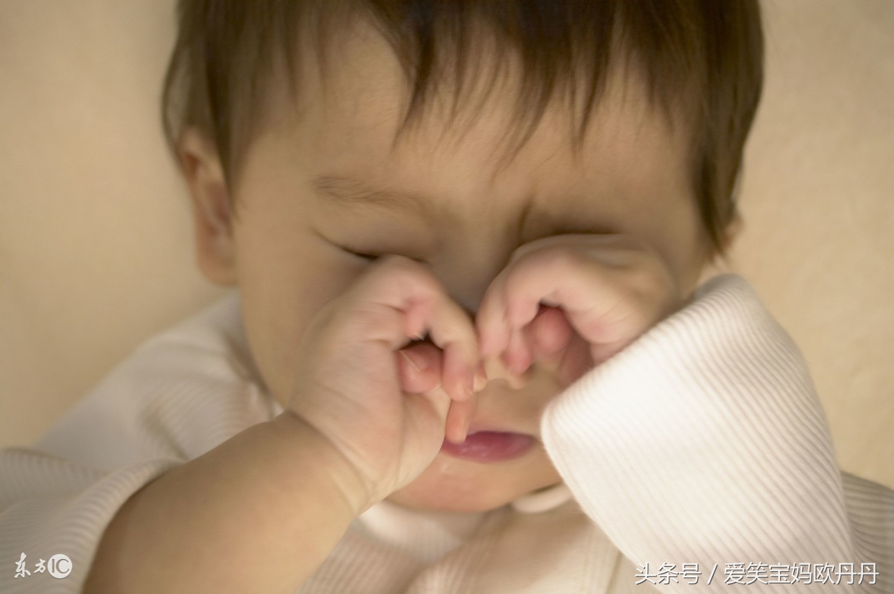 婴儿眼屎多总是糊住眼睛睁不开,婴儿眼屎黄粘稠睁不开用湿巾擦