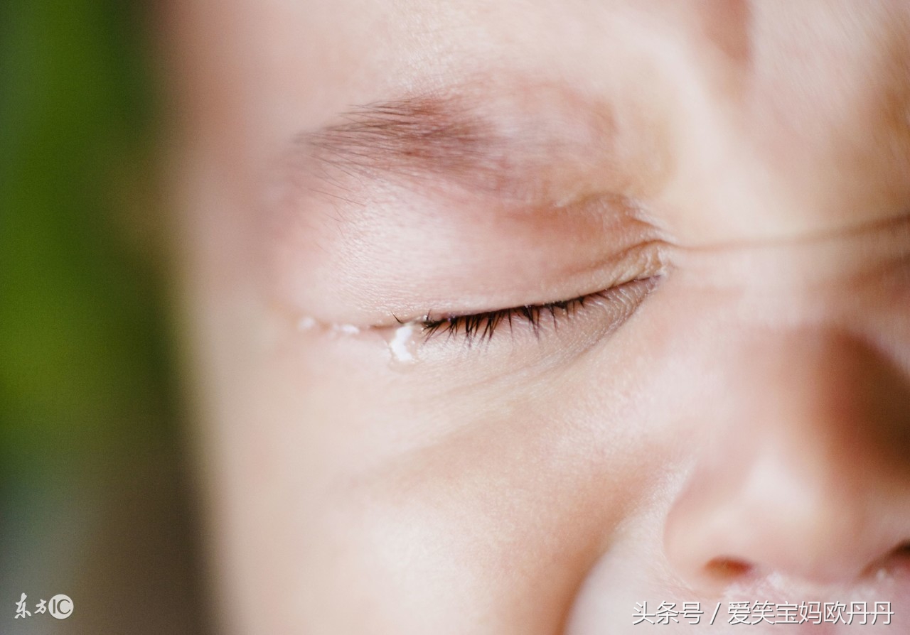 婴儿眼屎多总是糊住眼睛睁不开,婴儿眼屎黄粘稠睁不开用湿巾擦