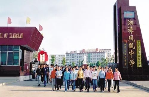 小学生跳楼教师处理结果,湘潭一学生跳楼