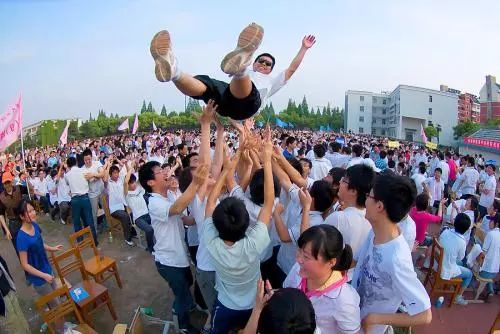 小学生跳楼教师处理结果,湘潭一学生跳楼